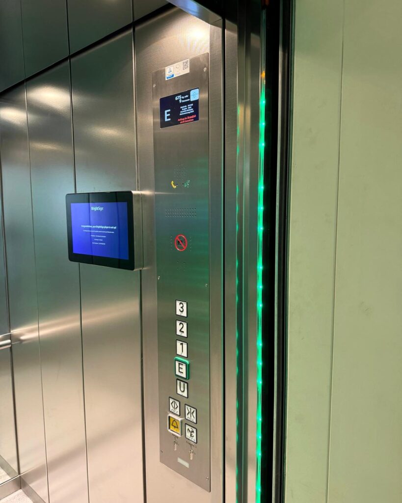 Bedientableau mit LED-Anzeige in einer Aufzugskabine